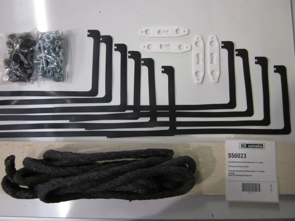 Schwarze Metallplatten, Kunststoff-Befestigungen und Verbindungselemente, verpackt. Zubehörteil von Remeha, passend für Gasgeräte.